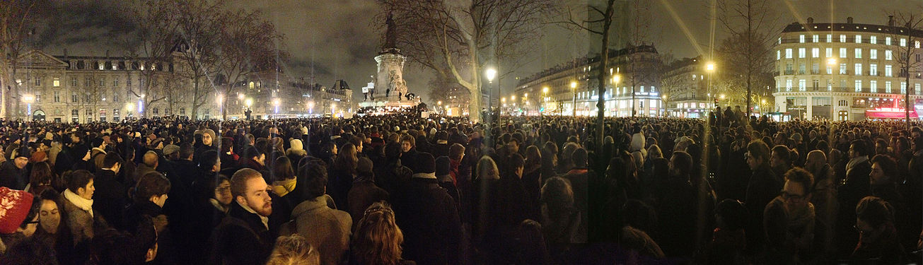 Manifestació a la Place de la République de París la nit del tiroteig a la seu de Charlie Hebdo