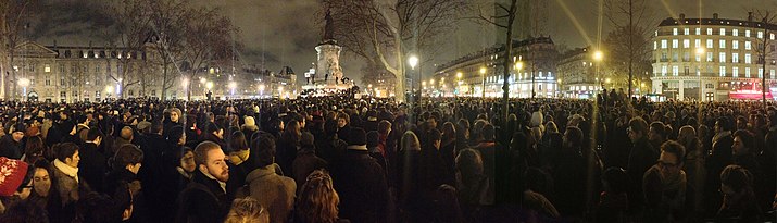 Place de la Republique, 18h50, une foule silencieuse.jpg