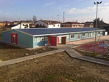 La scuola prefabbricata provvisoria costruita in sostituzione della Scuola Primaria gravemente danneggiata dal sisma del maggio 2012