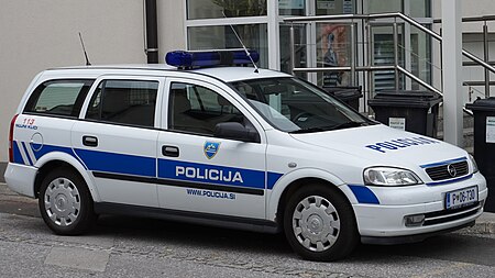 ไฟล์:Police_car_in_Slovenia_-_Astra.jpg