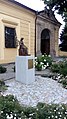 Čeština: Socha Boženy Němcové u zámku v Polné, okres Jihlava, kraj Vysočina. English: Statue of Božena Němcová at Polná Castle, Polná, Jihlava District, Vysočina Region, Czech Republic.