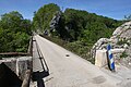 Vue depuis la route, côté rive droite.