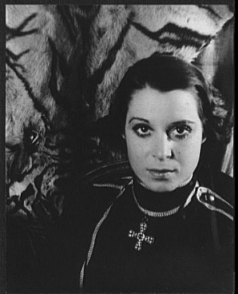 File:Portrait of Kitty Carlisle, as the Prince in Fledermaus LCCN2004662666.jpg