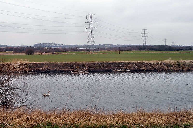 File:Power line across the River Aire - geograph.org.uk - 5691339.jpg