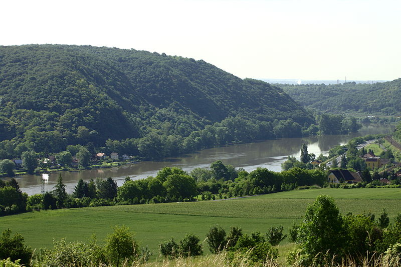 File:Prackovice nad Labem, pohled k Labi II.jpg