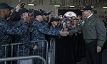 Präsident begrüßt Segler nach dem Betreten der Hangarbucht der USS Gerald R. Ford.  (33244756096).jpg