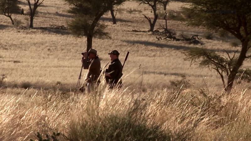 File:Professional hunter with a hunting guest Kalahari Namibia 01.png