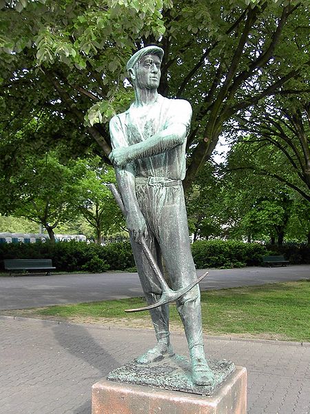 File:Proletarian hero, Alexanderplatz june 2006.JPG