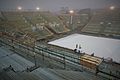 Čeština: Provizorní zimní hokejový stadion HC Kometa za Lužánkami vybudovaný pro mimořádné zápasy v lednu 2016. Výhled z vrcholku východní tribuny na hrací plochu s jižní a západní tribunou. English: Outdoor hockey arena in Brno-Královo Pole.