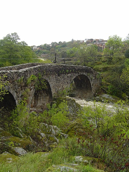 File:Puente sobre el río Alagón, San Esteban de la Sierra.jpg