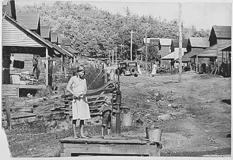 The sole water supply of this section of Wilder, Tennessee, 1942 Pumping water in Wilder, Fentress County TN 1942.gif