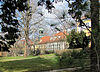 Haus Sorgenfrei mit Turmaufbau, rechts der Gartensaal und links das Gärtnerhaus. Ganz links die benachbarte Villa Steinbach. Über das Grundstück von Einfamilienhaus Alfred Schädler (ganz rechts) hinweg gesehen.