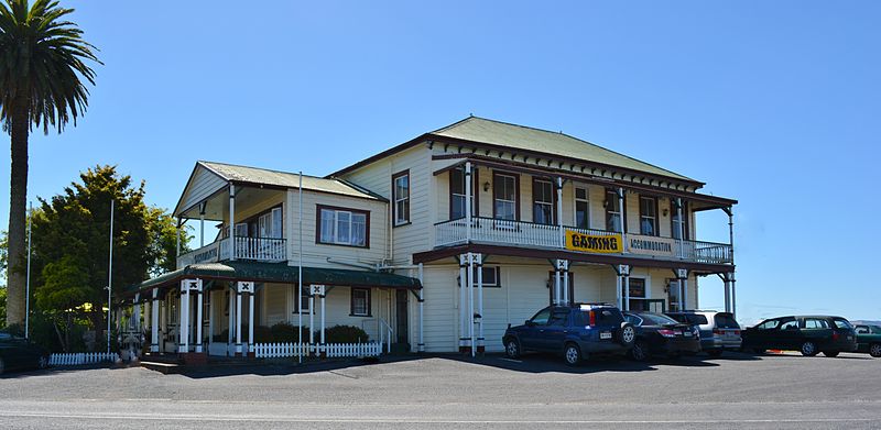 File:Rangiriri Pub (14025868502).jpg