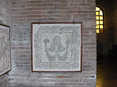 Talni mozaik, ki prikazuje fantazijsko figuro (na steni levo od apside).