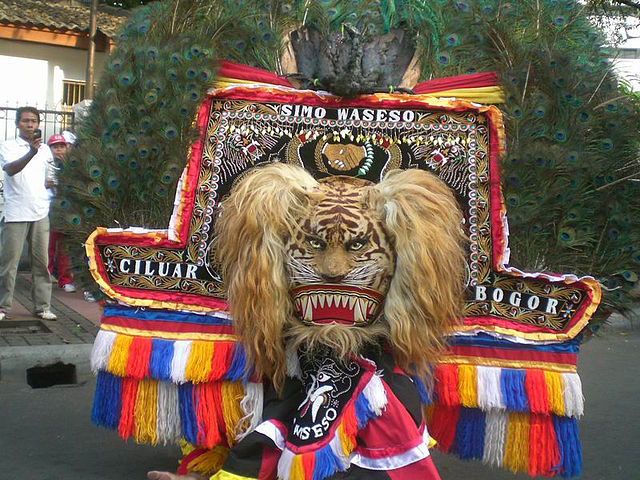 For one of the Detour choices in Bangil, teams performed Javanese reog dance, parading through the streets while wearing giant traditional masks.