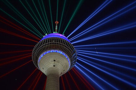 Rheinturm Düsseldorf NRW mit Sternschnuppe