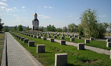 Anıtın bulunduğu Mamayev Kurgan tepesinde yer alan mezarlıklar