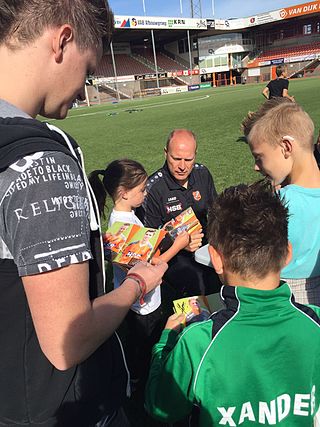 <span class="mw-page-title-main">Robert Molenaar</span> Dutch footballer and manager