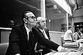 Chris Kraft (v popredí) a Robert R. Gilruth (v pozadí) v riadiacom stredisku, 22. január 1968
