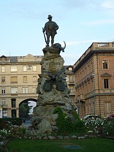 Standbeeld van Victor Emanuel II van Italië, bijgenaamd in Frans « le roi chasseur » (de koning-jager) in een park