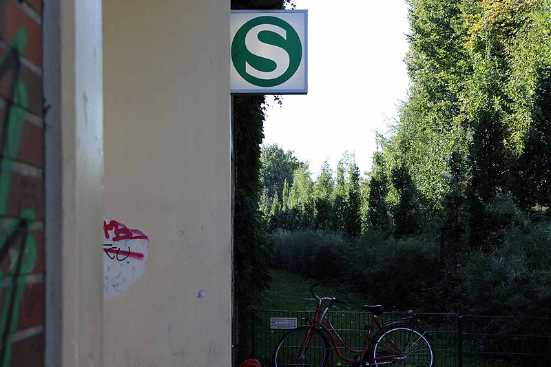 File:S-Bahn Charlottenburg (11547986245).jpg