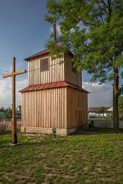 File:SM Zaręby Kościół św Wawrzyńca - dzwonnica (1) 2016 ID 623508.jpg