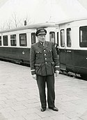 SP TRAM 063 Stationschef Barendrecht op tramstation Spijkenisse 1964.jpg