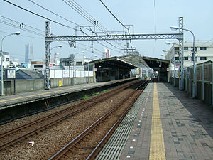 Sagami-demiryolu-ana hat-Tennocho-station-platform.jpg