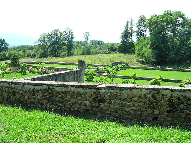 File:Saint-Bonnet-de-Chavagne,Château de l'Arthaudière, jardin.jpg