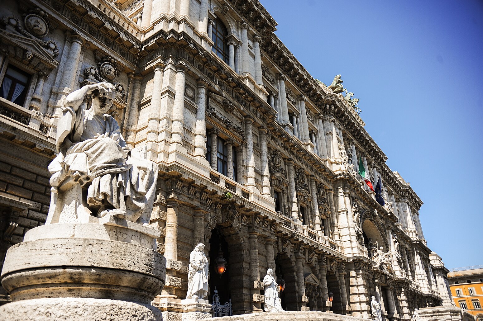 Salvio-Giuliano-Denkmal vor dem Justizpalast, Rom (Palazzo di Giustizia), Bezirk Prati, Rom, Italy.jpg