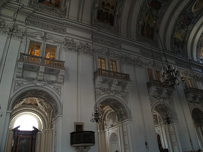 File:Salzburgo. Catedral. Nave.JPG