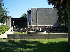 Museum built on foundations of Civil War hospital; reconstructed well and wall