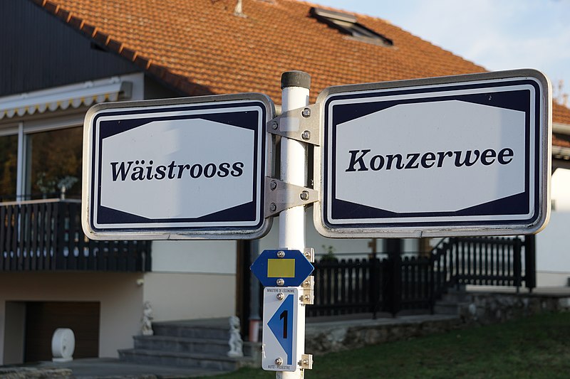 File:Schengen, Wäistrooss-Konzerwee.jpg