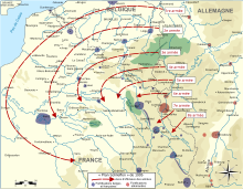 Карта перегружена стрелками, изображающими немецкие армии, проходящие через Бельгию, чтобы затем атаковать Париж.