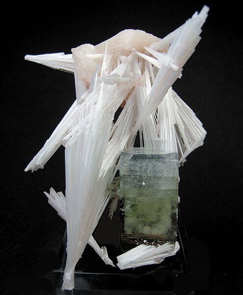 File:Scolecite, Apophyllite, Stilbite-450734.jpg