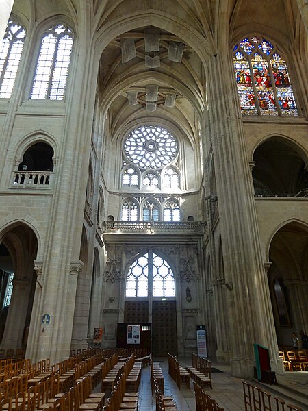 File:Senlis (60), cathédrale Notre-Dame, croisée du transept, vue vers le nord 2.jpg