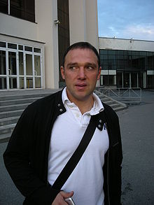 Photographie de Sergueï Krivokrassov devant les marches d'un bâtiment.