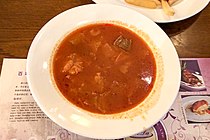 Şanghay usulü borç çorbası (罗宋汤 / 羅宋湯, "Rus çorbası"), Haipai mutfağının bir örneğidir; pancarın yerine domates püresi gibi farklı malzemeler kullanılır.