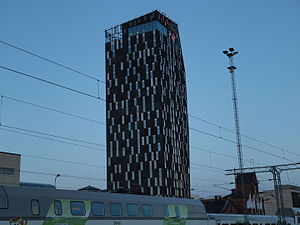 Sokos Hotel Torni, ett hotell som ligger precis bredvid banorna.