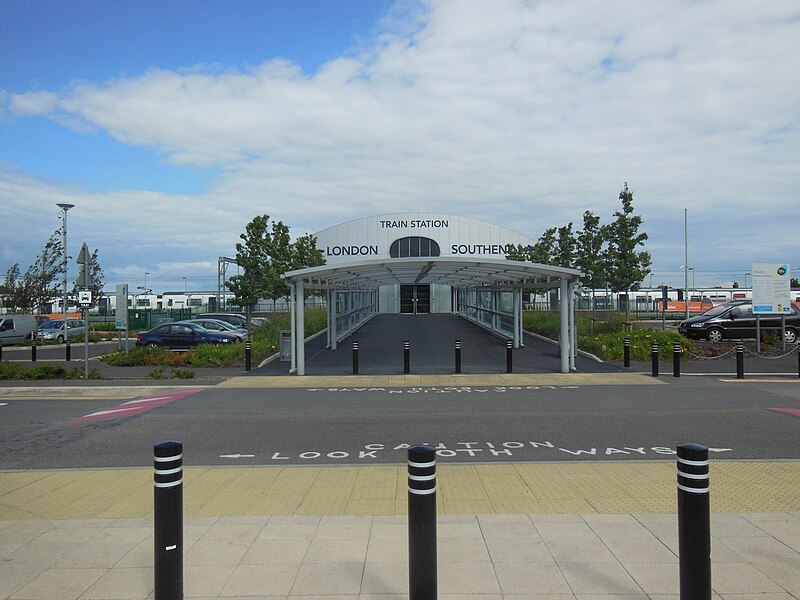 File:Southend Airport railway station 01.jpg