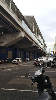 Миниатюра для Файл:Stasiun LRT Boulevard Selatan 01.jpg