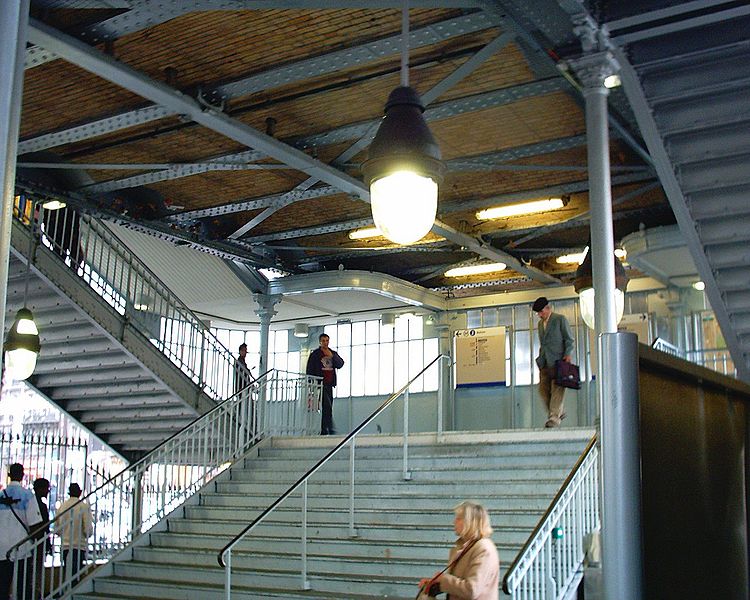 File:Station La Chapelle Ligne 2 - Entrée 26-03-05.jpg