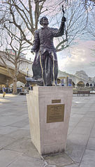Statue of Laurence Olivier, South Bank.jpg