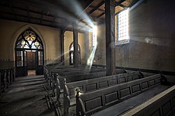 2019: Verlaten kerk in Stawiszyn, Polen