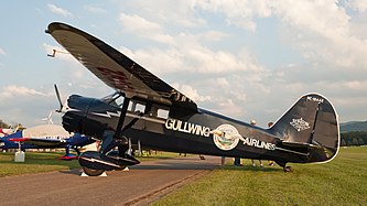 English: Stinson SR-9C Reliant (reg. NC18442, cn 5354, built in 1937). Engine: Lycoming R680-13 (300 hp). Deutsch: Stinson SR-9C Reliant (Reg. NC18442, cn 5354, Baujahr 1937). Motor: Lycoming R680-13 (300 PS).