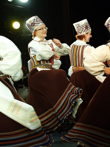File:TÜRKA Vanemuise suures majas, neiduderühm, tants Lina.JPG