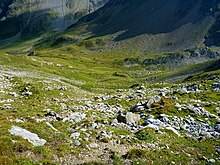 Das Schafälpli mit dem Tüüfelsch Ruobstei am Wanderweg (rot umkreist)