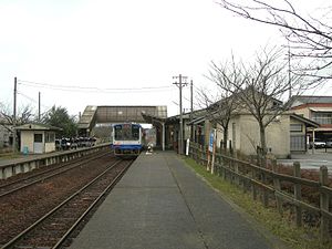 TATSURUHAMA-station-Platform-20100306.jpg