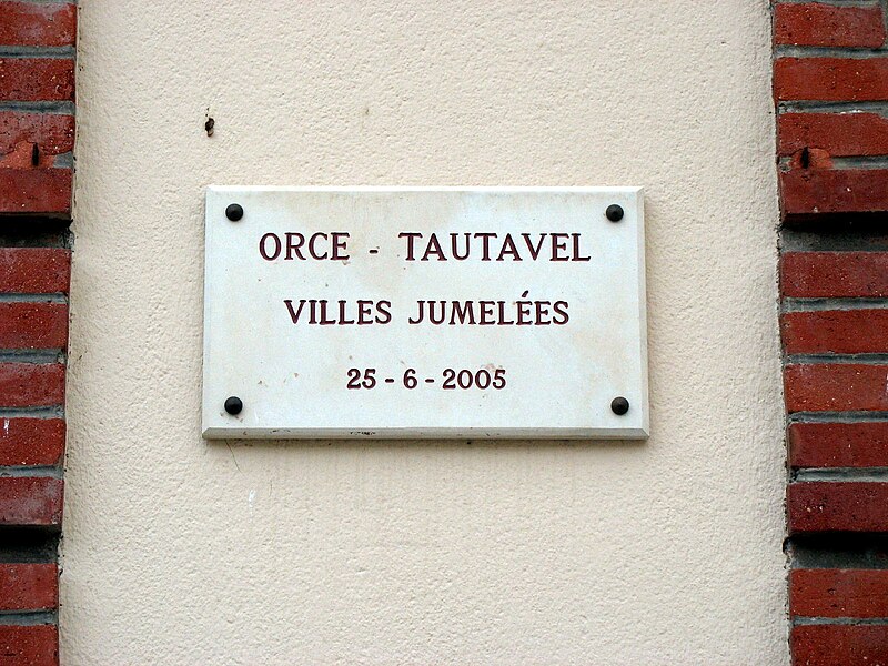 File:Tautavel - Placa conmemorativa hermanamiento Orce.jpg