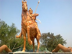मऊ में ठाकुर बरियासन देव जी की स्मारक-मूर्ति
